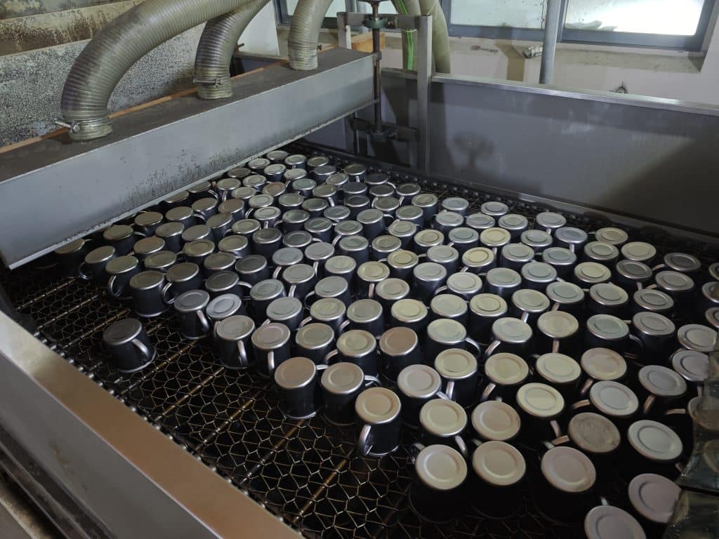 The Process of Enamel Mugs Smoothing