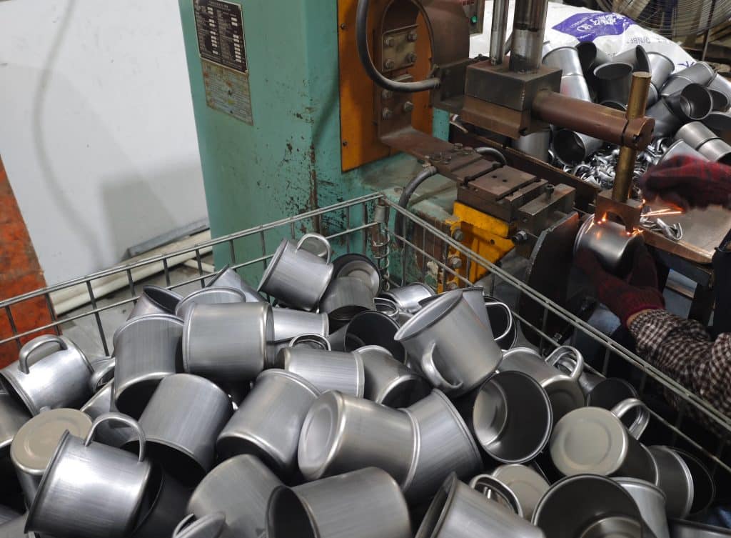 The Process of Enamel Mugs Welding